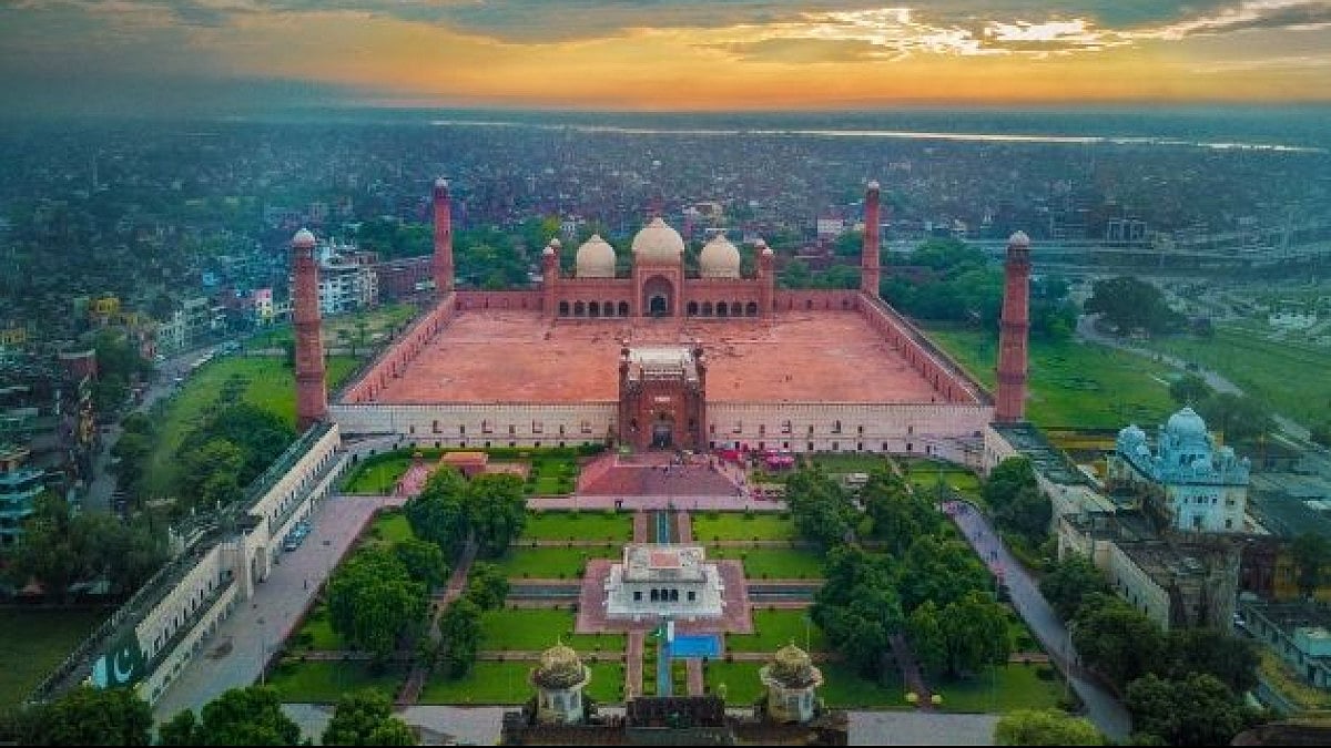 Badshahi Mosque. 