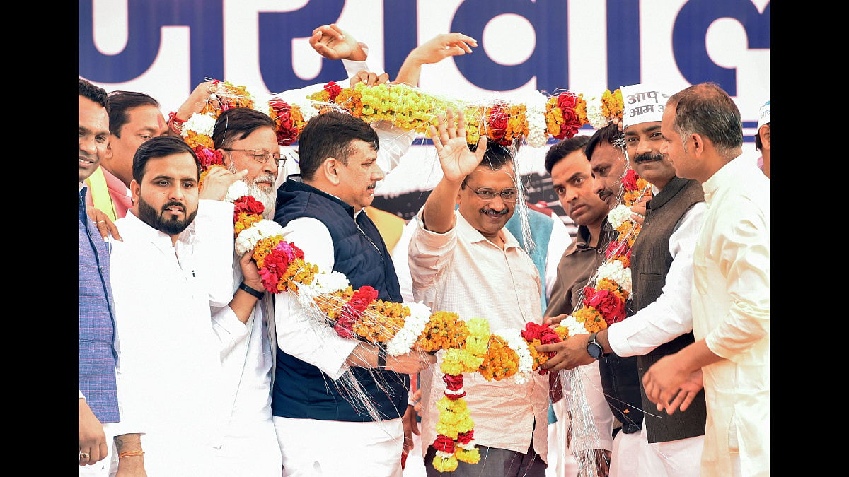 AAP convener Arvind Kejriwal and AAPs UP In-charge Sanjay Singh during an election campaign meeting 