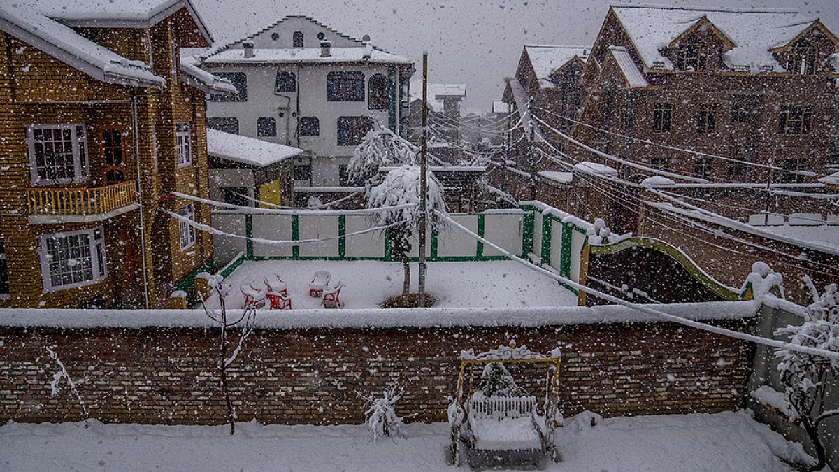 Heavy Snowfall Has Thrown Life Out Of Gear In Kashmir