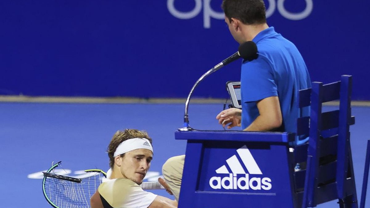Alexander Zverev smashes racket on umpire's chair after losing a doubles match at Mexican Open 2022.