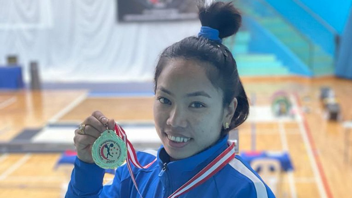 Saikhom Mirabai Chanu poses with her Singapore Weightlifting International 2022 gold medal. 