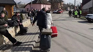 Ukranian refugees walking into Romania