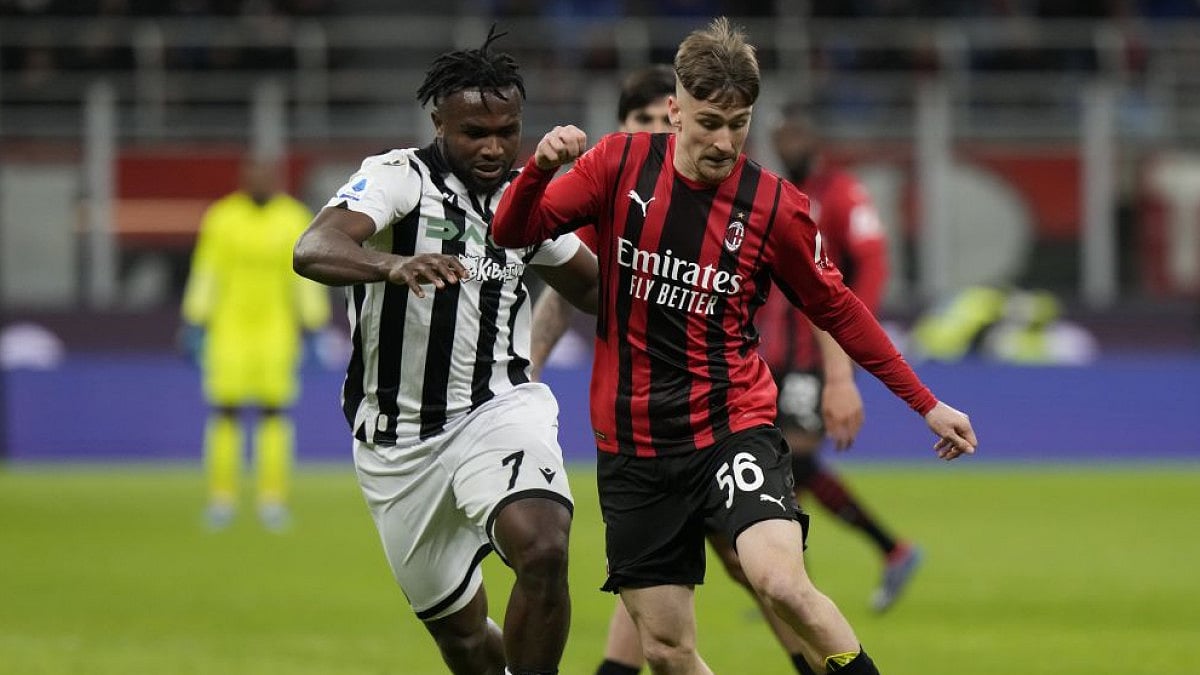 AC Milan's Alexis Saelemaekers (R) is challenged by Udinese's Isaac Success during Serie A match.