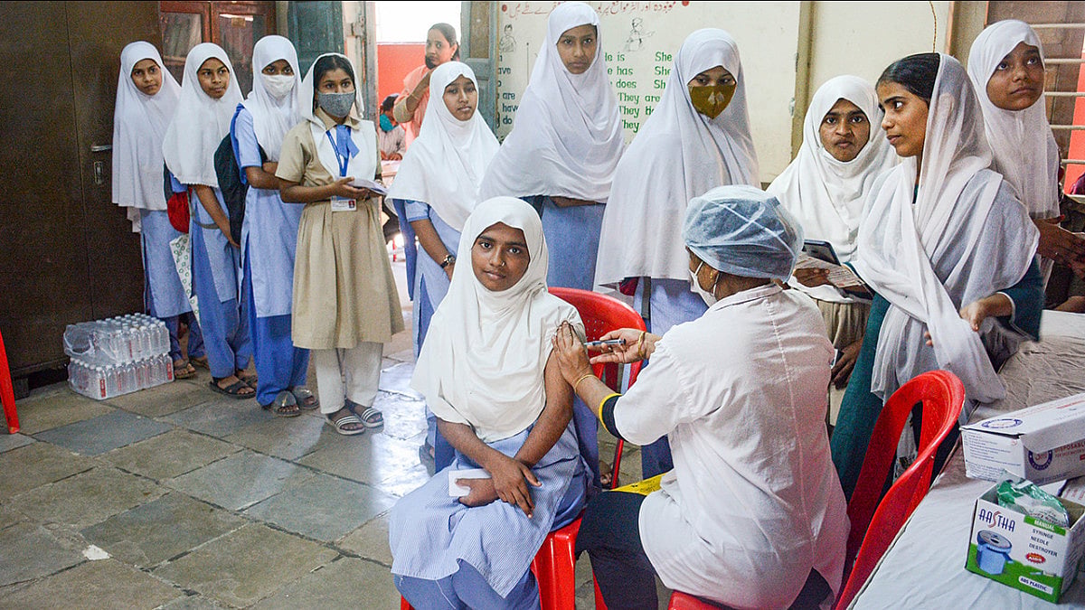 Female Students, vaccination Centre, vaccination, India, covid, covid cases, thane, Maharashtra 