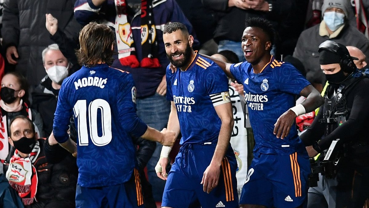 Real Madrid's Karim Benzema (C) celebrates after scoring against Rayo Vallecano in La Liga 2021-22. 