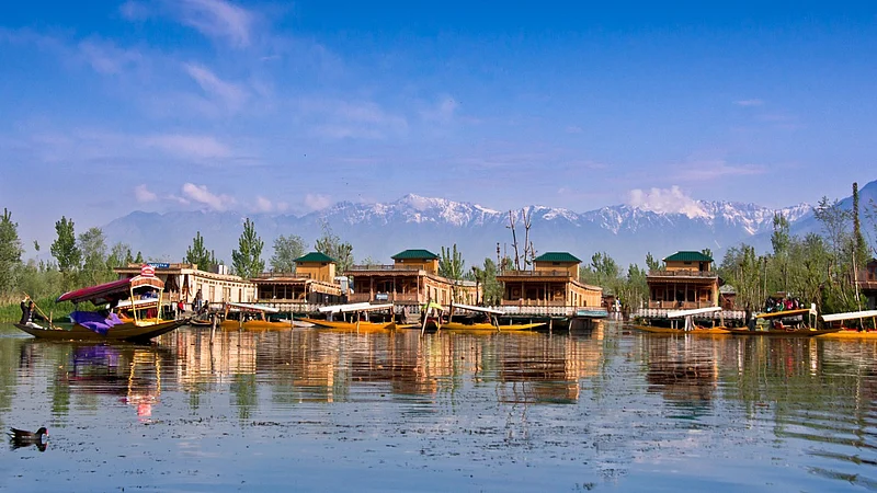 7500 Sqft Tricolour Displayed At Dal Lake