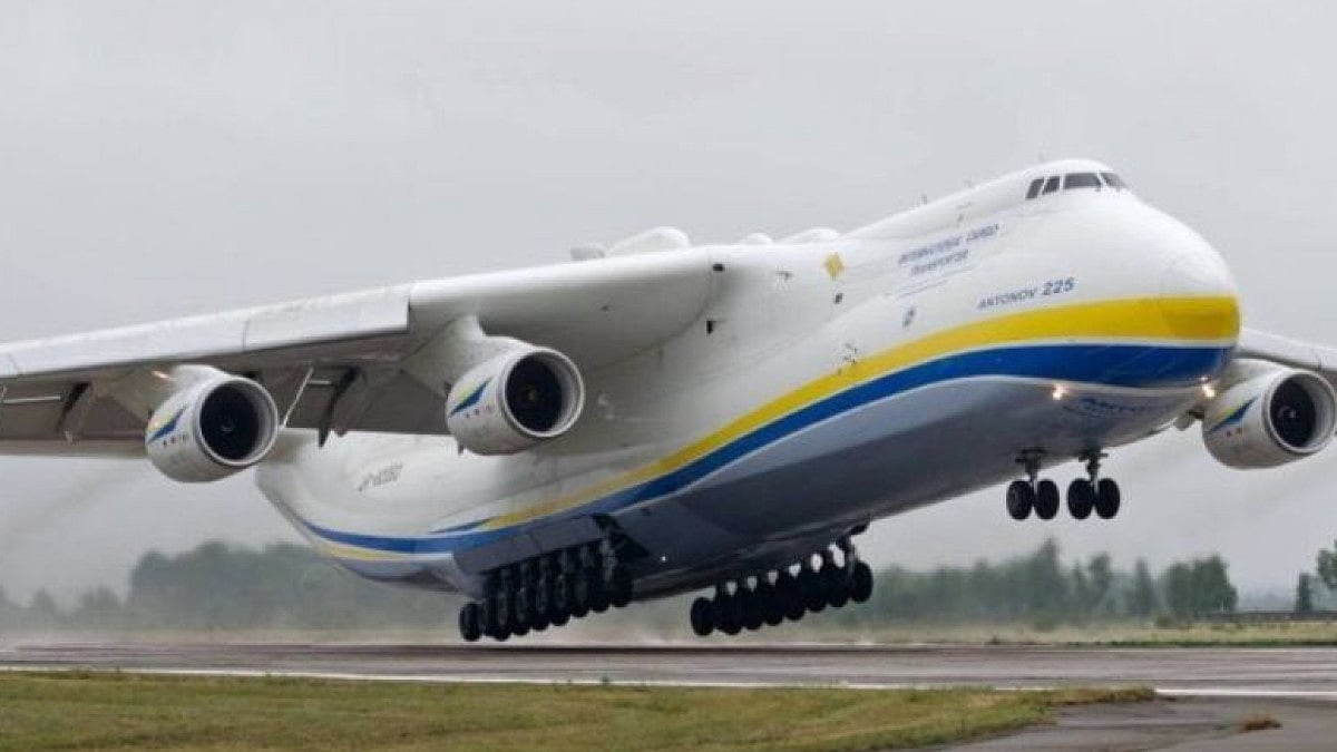 world’s largest aircraft, AN-225 ‘Mriya’ (‘Dream’ in Ukrainian)
