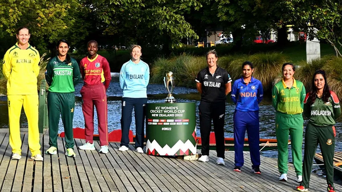 Captains pose with the ICC Women's Cricket World Cup 2022 trophy.