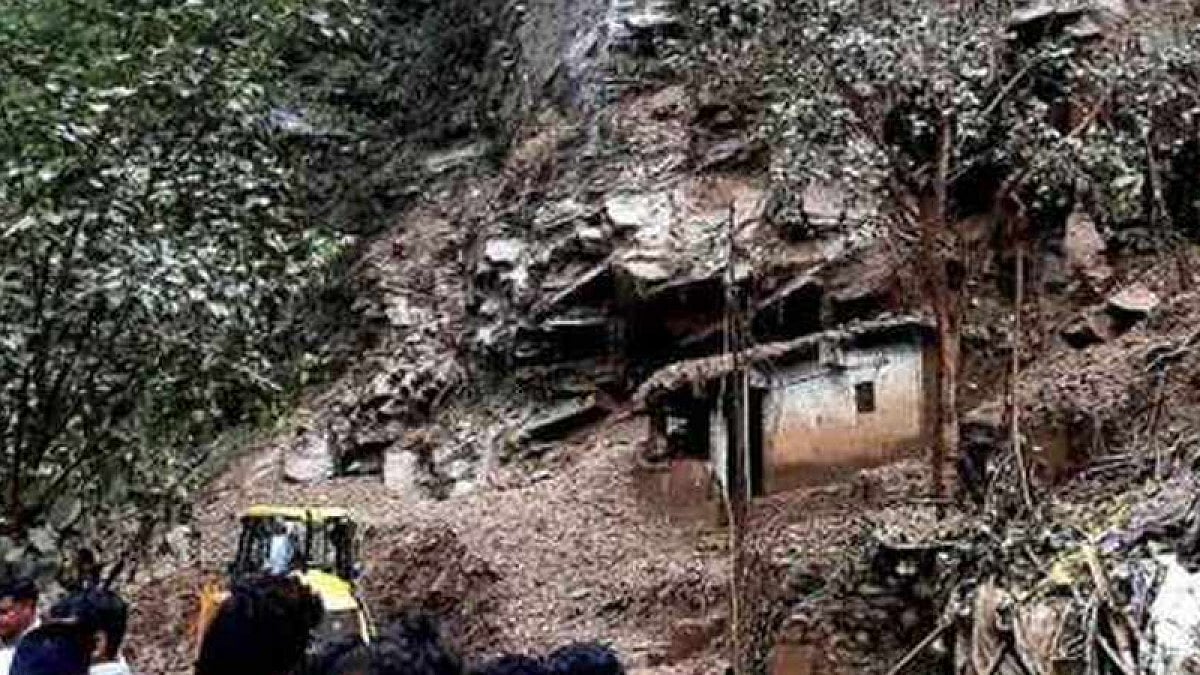 Heavy landslides in Jammu and Kashmir lead to traffic jam in the Jammu-Srinagar national highway 