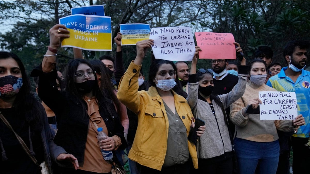 Internet commons  : People Protesting against Russia-Ukraine war, demanding peace. 