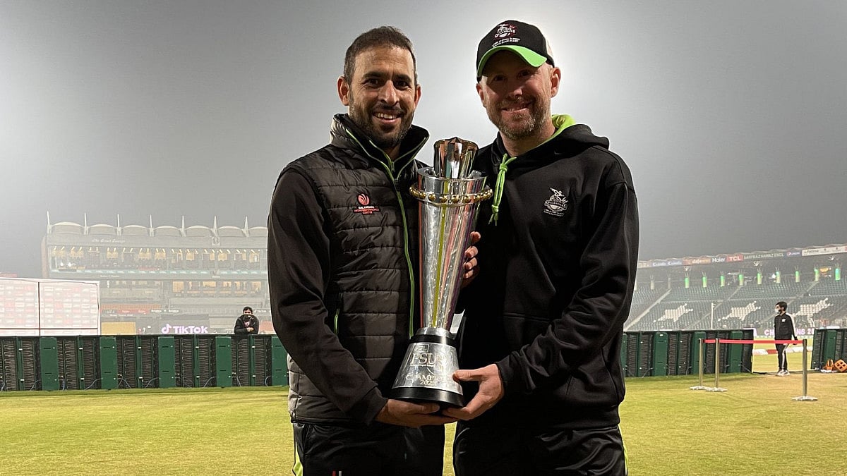 Fawad Ahmed (L) was a part of the Lahore Qalandars contingent that won the PSL 2022.
