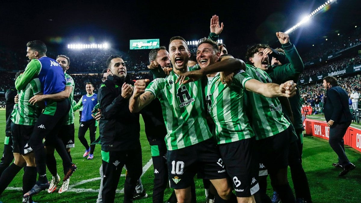 Real Betis players celebrate after they beat Rayo Vallecano to enter Copa del Rey 2021-22 final.  