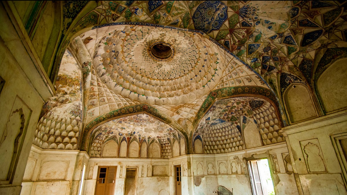 The Shahi Hamam was built for Shah Jahan's wife, Begum Mumtaz Mahal in the Shahi Qila Palace in Burh