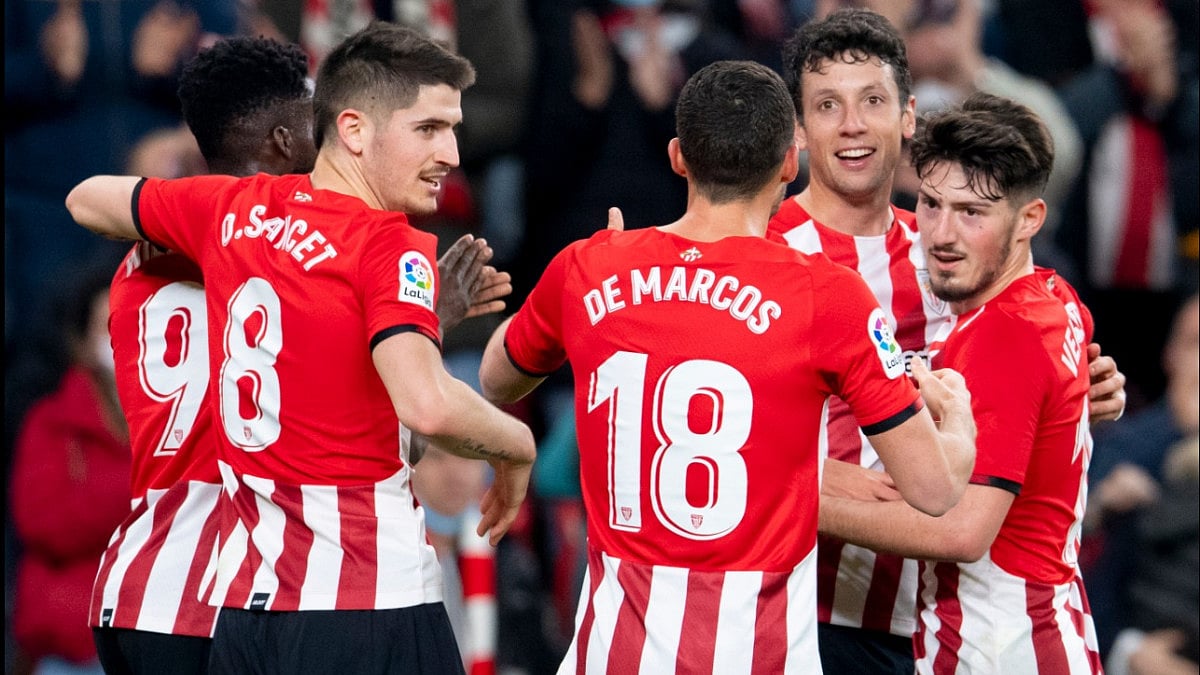 Athletic Bilbao players celebrate their win over Levante in La Liga 2021-22. 