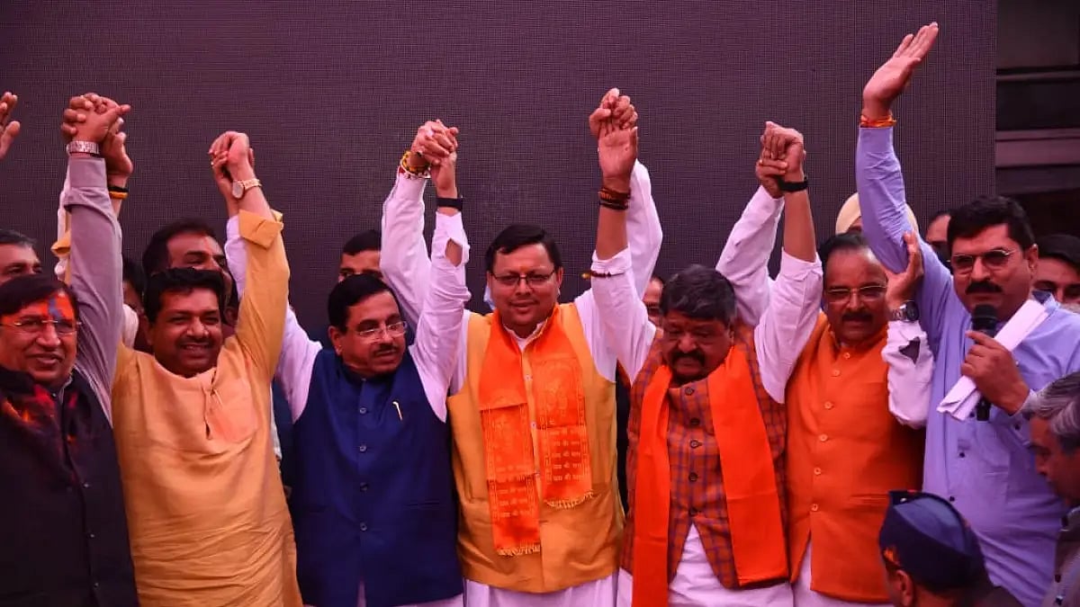 BJP leader Kailash Vijayvargiya and others welcoming CM Pushkar Singh Dhami.