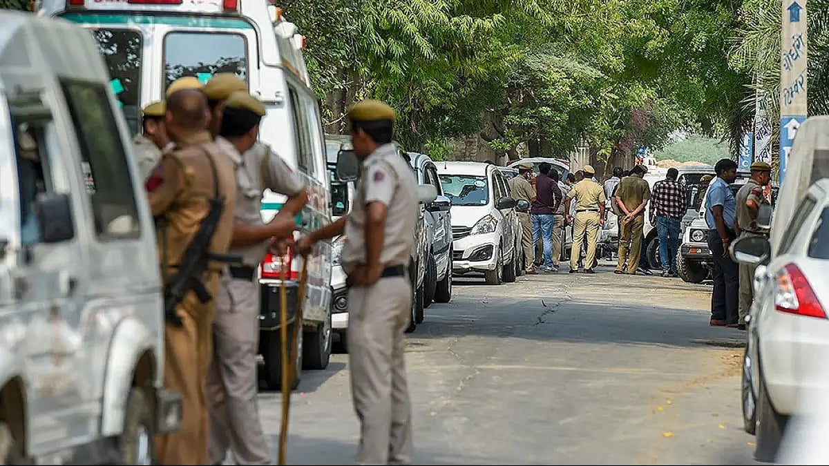Four people were arrested for allegedly attempting to extort construction companies