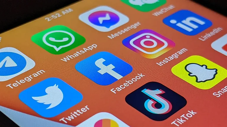 US makes social media vetting mandatory for foreign students - null