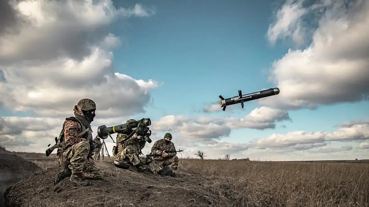   Ukrainian soldiers use a launcher with US Javelin missiles during military exercises. 