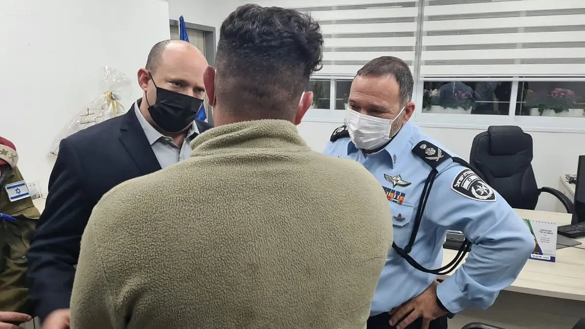 Israel's PM talking to a police officer who neutralised an attacker in one of the recent attacks