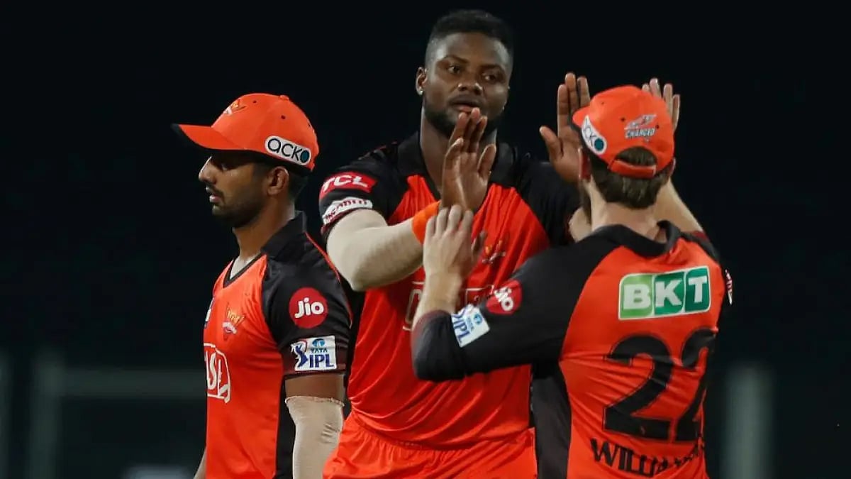 Romario Shepherd, Kane Williamson celebrate wicket of Yashasvi Jaiswal in SRH vs RR IPL 2022 match.