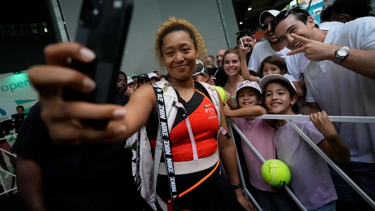 Naomi Osaka poses for selfies with fans after entering Miami Open 2022 final. 
