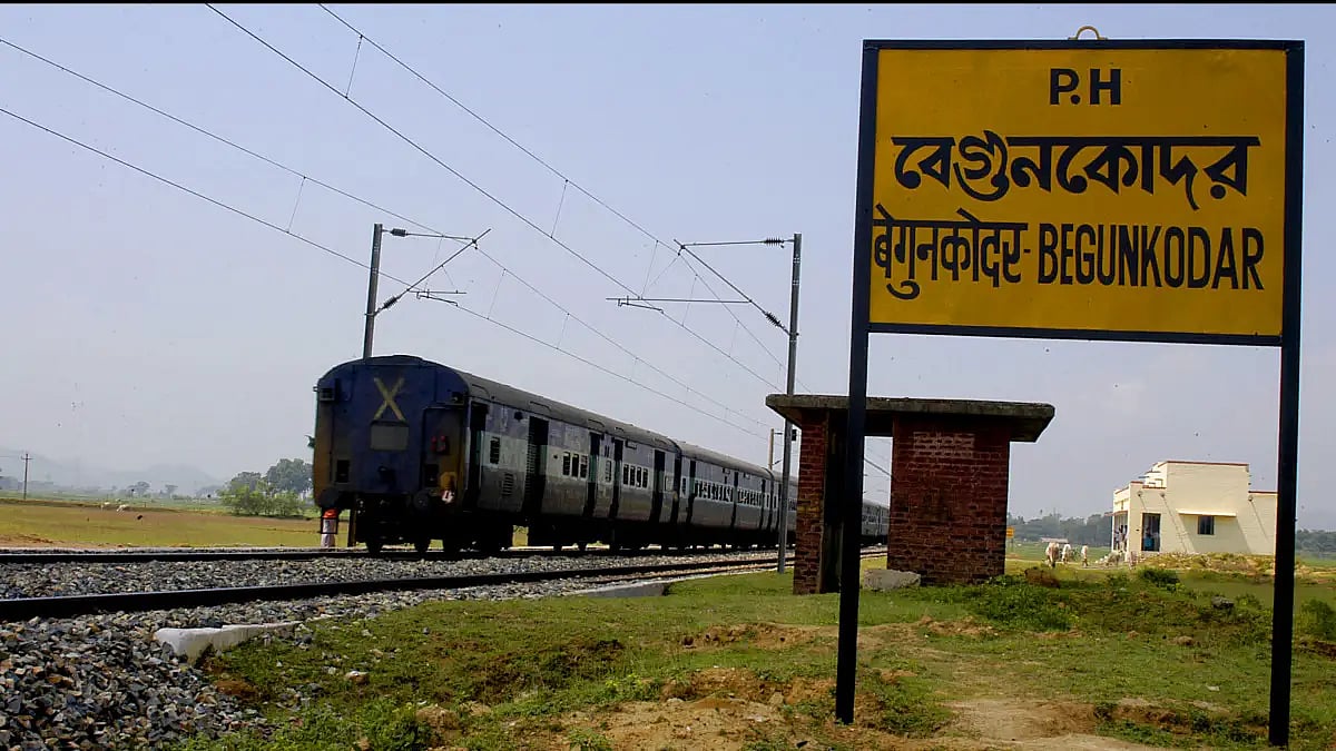 Mumbai Woman Falls Off Train While Trying To Catch Mobile Thief