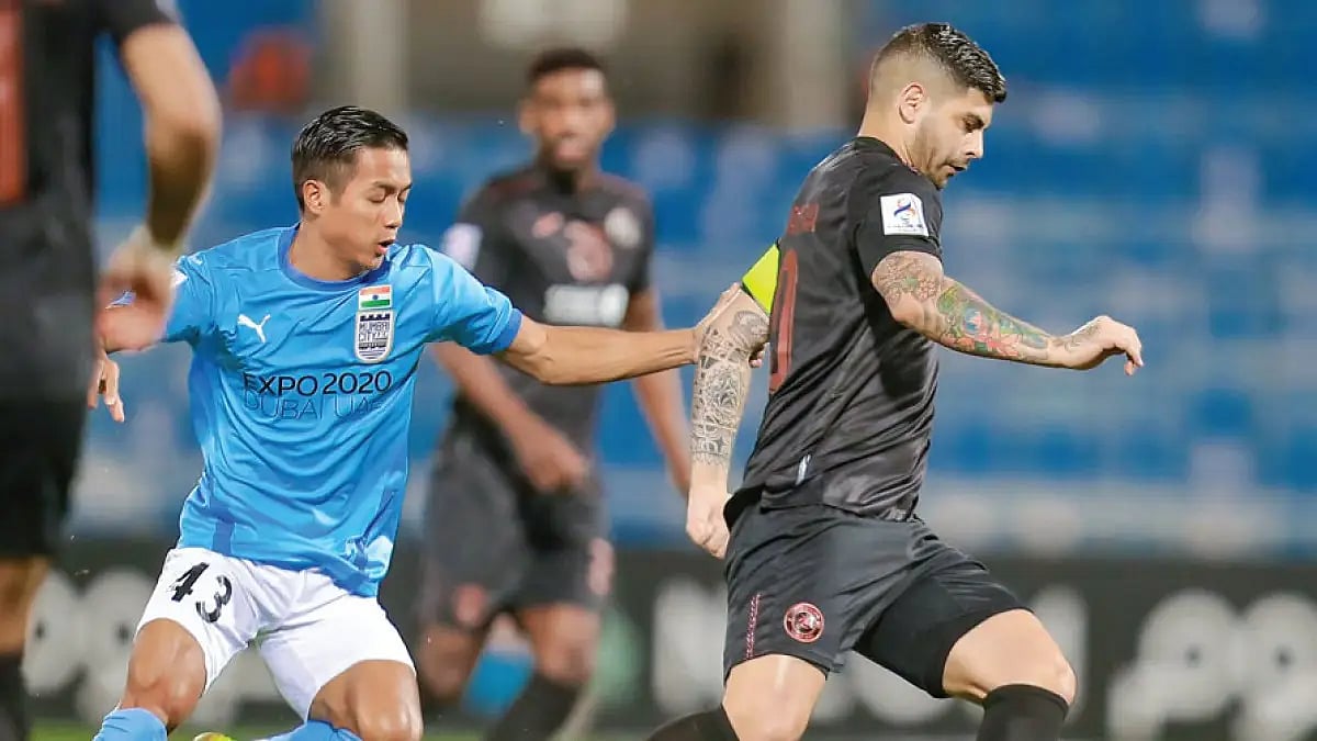 Al Shabab's Argentinian Ever Banega in action against Mumbai City.
