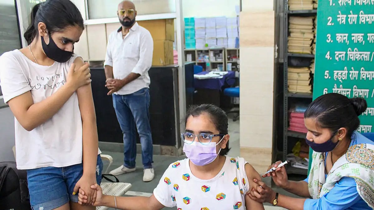 39 Madhya Pradesh School Children Administered Covid-19 Vaccine With Same Syringe; FIR Registered Against Vaccinator