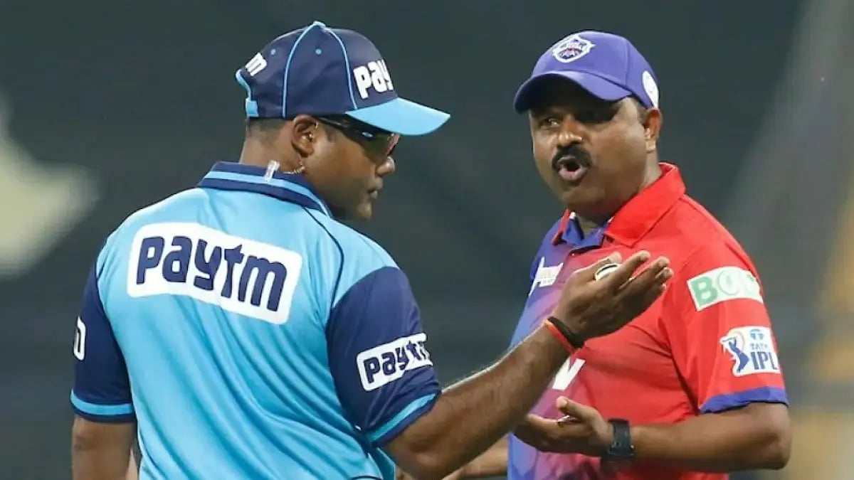 Delhi Capitals assistant coach Pravin Amre argues with umpire Nitin Menon during DC vs RR tie.