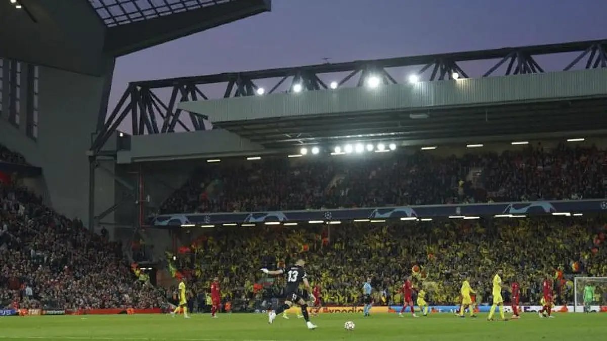 Geronimo Rulli plays the ball during UCL semifinal, first leg between Liverpool and Villarreal.
