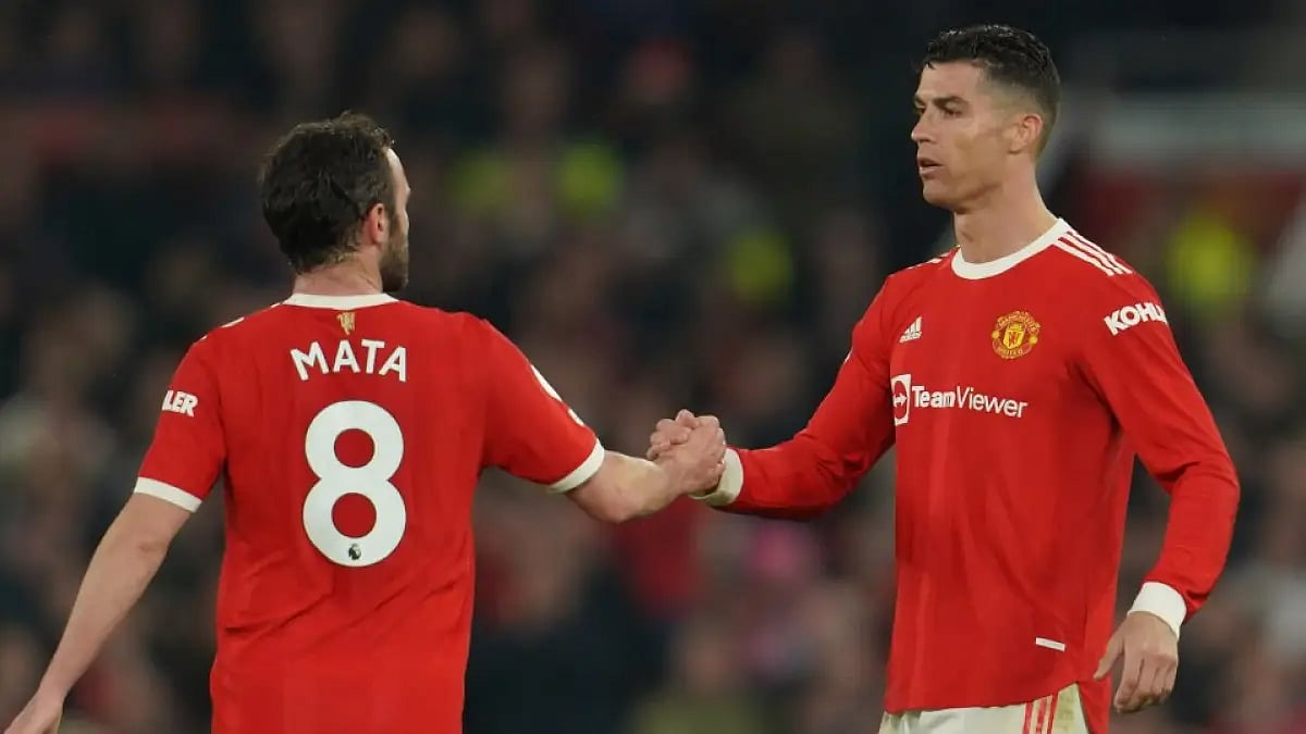 Juan Mata congratulates Cristiano Ronaldo after Manchester United win over Brentford in EPL. 
