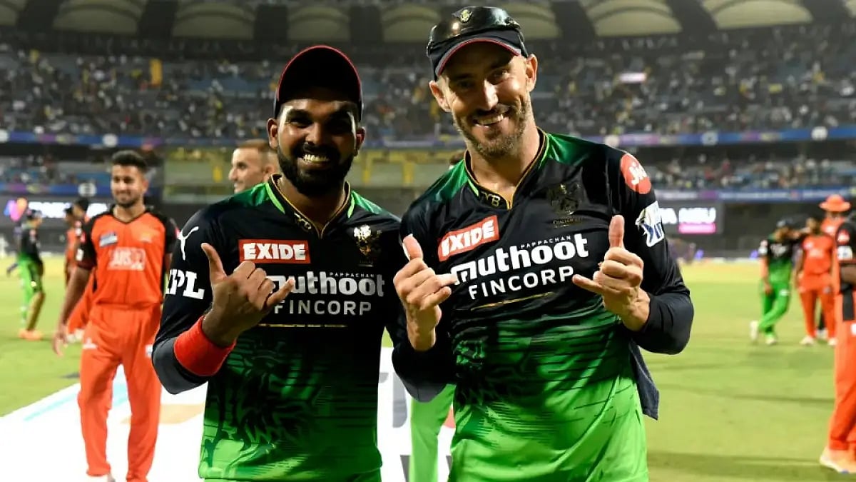 Wanindu Hasaranga (L) and Faf du Plessis in all smiles after their win over SRH in IPL 2022. 