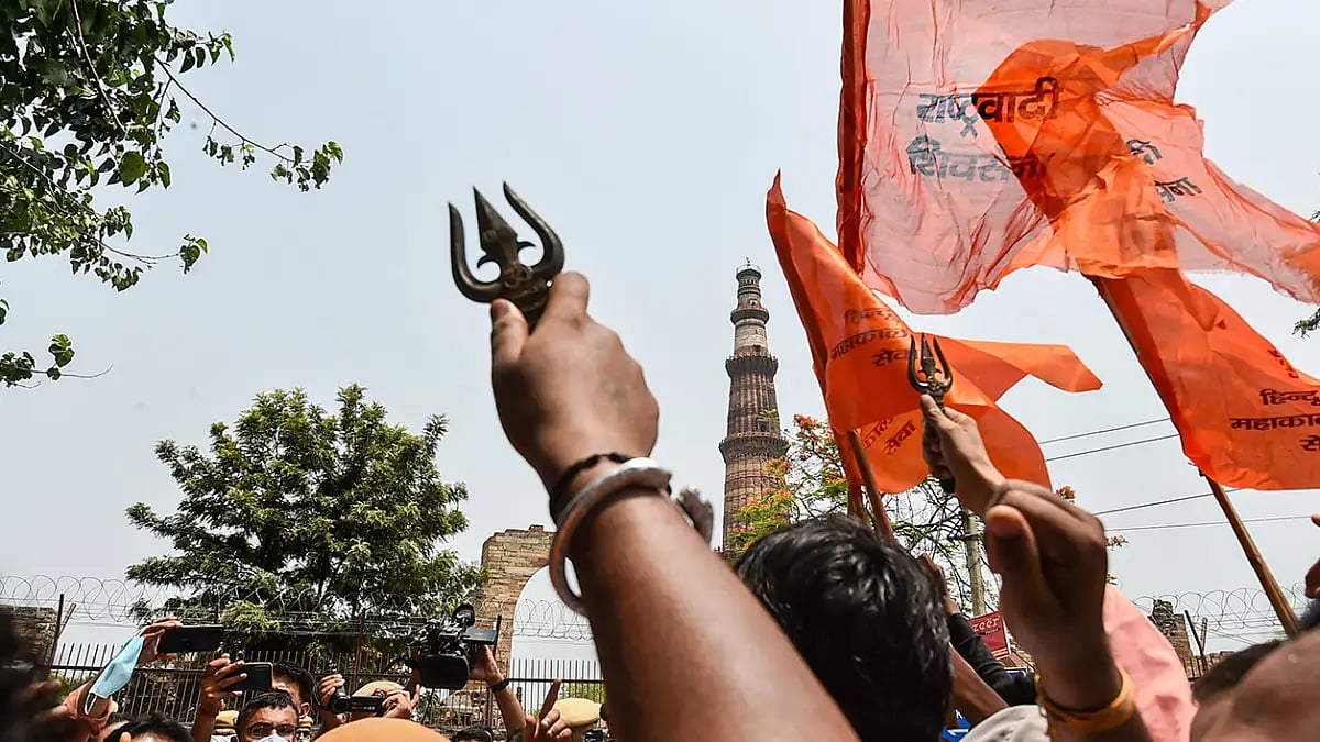 Right wing organisation recite Hanuman Chalisa at Qutub Minar
