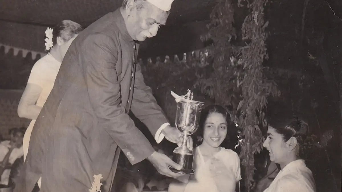 Dr Rajendra Prasad handing over prizes at Lady Irwin College in 1951