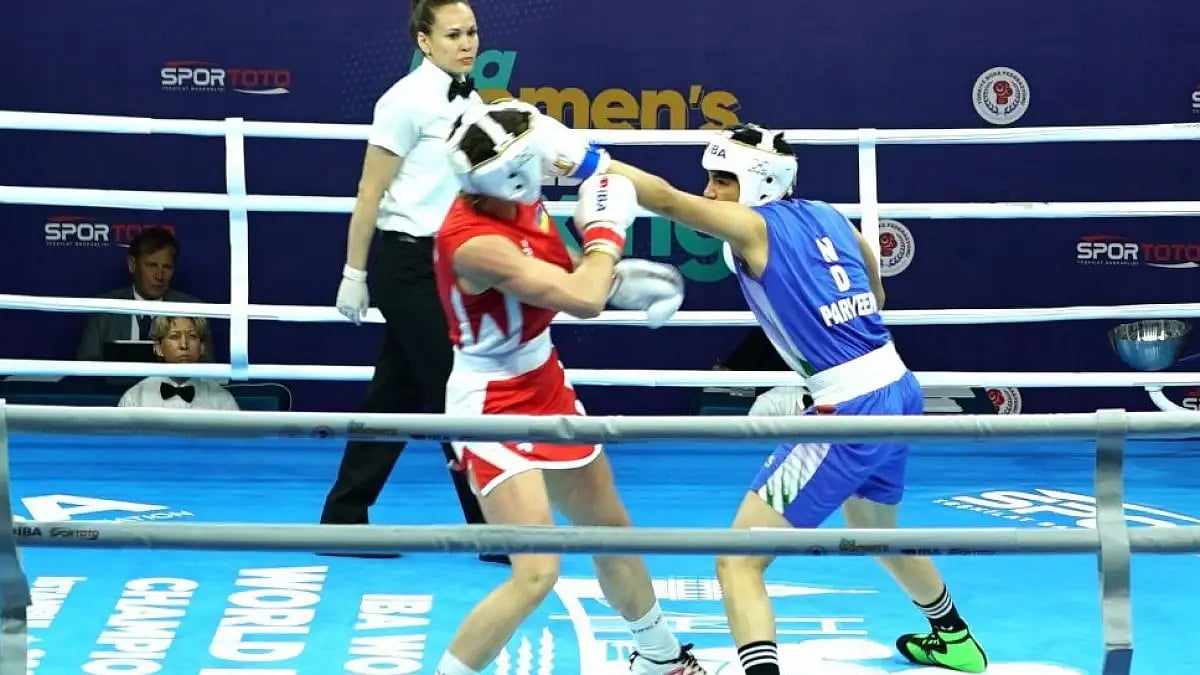 Parveen (R) punches Mariia Bova during 63kg 1st round match at Women’s World Boxing Championships.