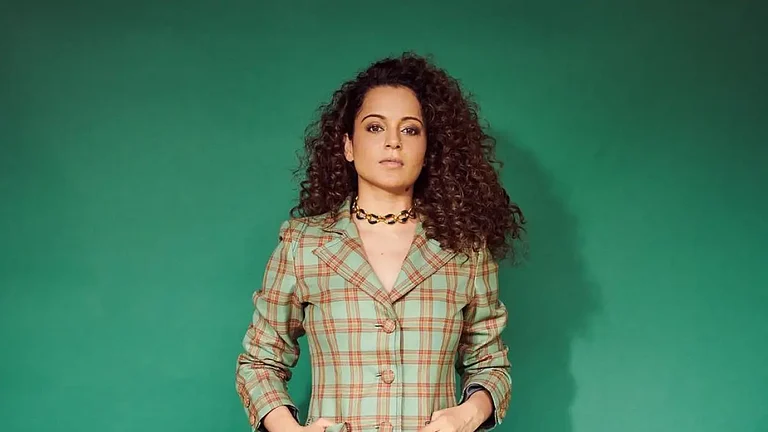 Kangana Ranaut Unveils Her Indira Gandhi Look From 'Emergency' - null
