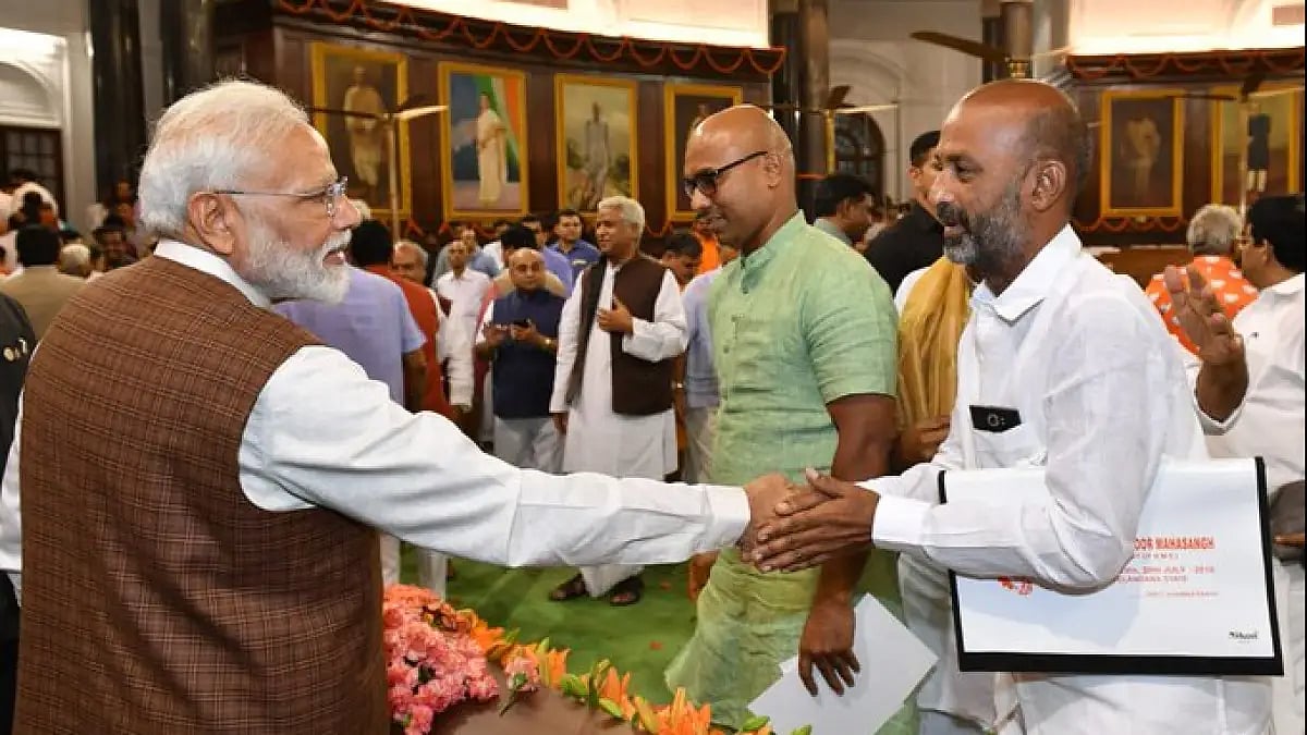 PM Narendra Modi (L) with Telangana BJP Chief Bandi Sanjay Kumar (R)