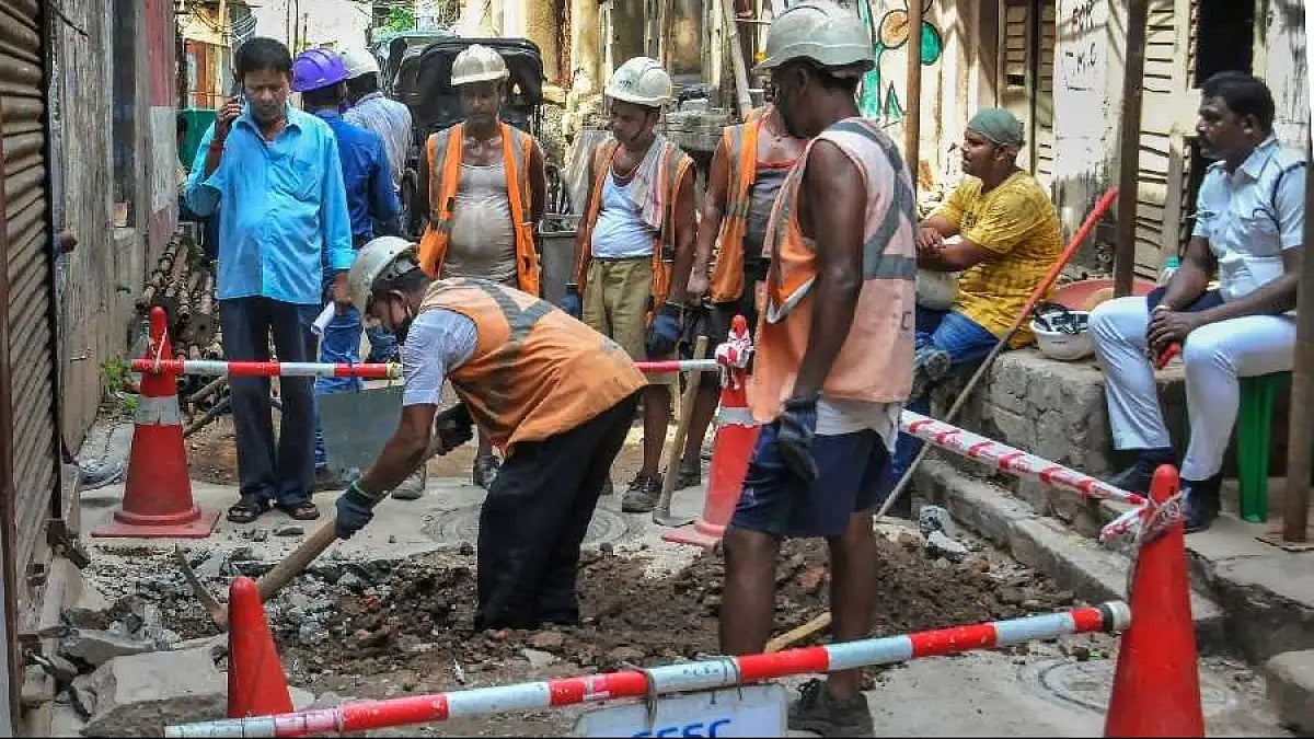 Repair work underway in cracked Bowbazar houses due to meto construction 
