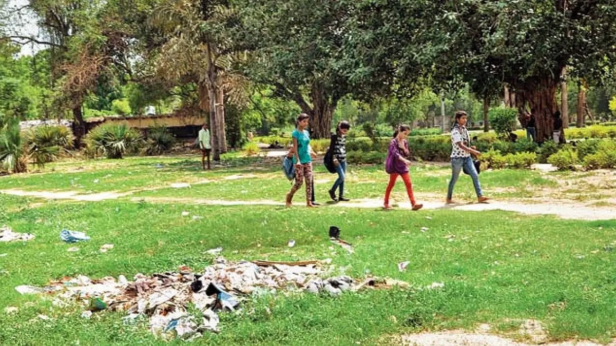 Pile of garbage dumped on a park in Delhi 