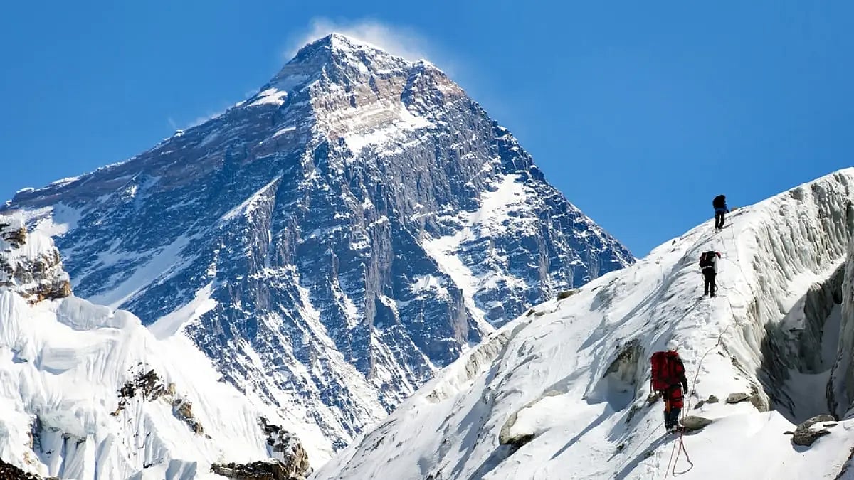 Representational Image : British and Sherpa Climbers Go Missing While Descending Mt. Everest |
