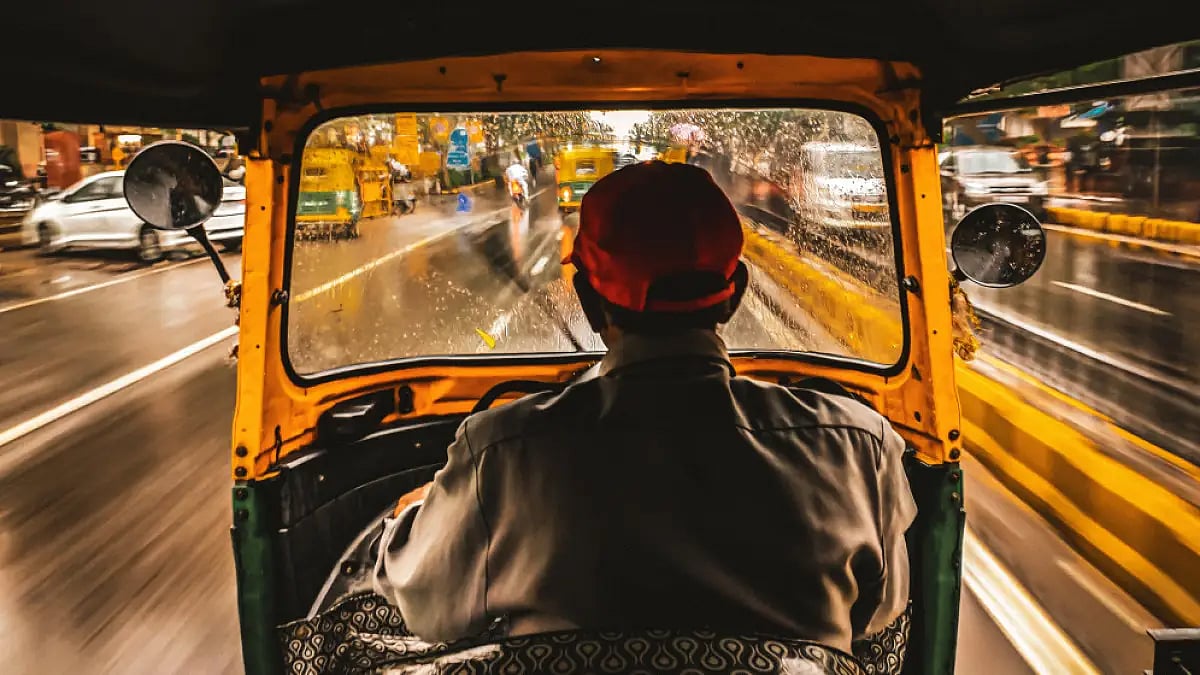 An autorickshaw rides through the streets of Delhi
