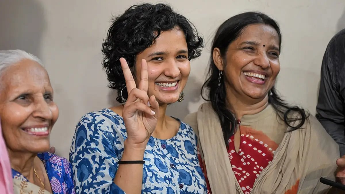  UPSC topper Shruti Sharma with her family members in New Delhi. 