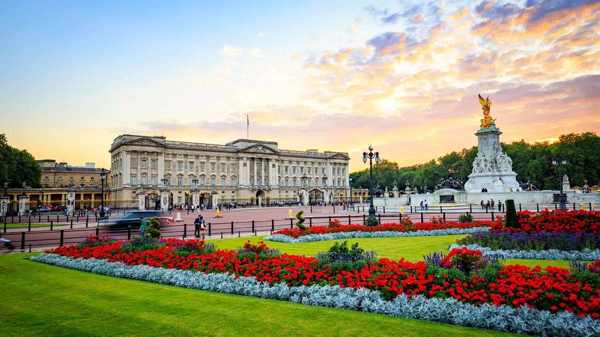 Visitors can view an exhibit of the Queen's jewellery at the Buckingham Palace 