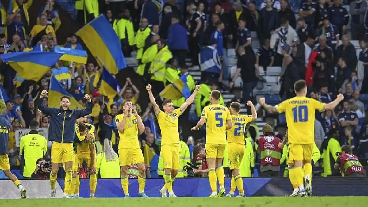 The Ukrainian team celebrates win over Scotland at the World Cup 2022 qualifying play-off on June 1,