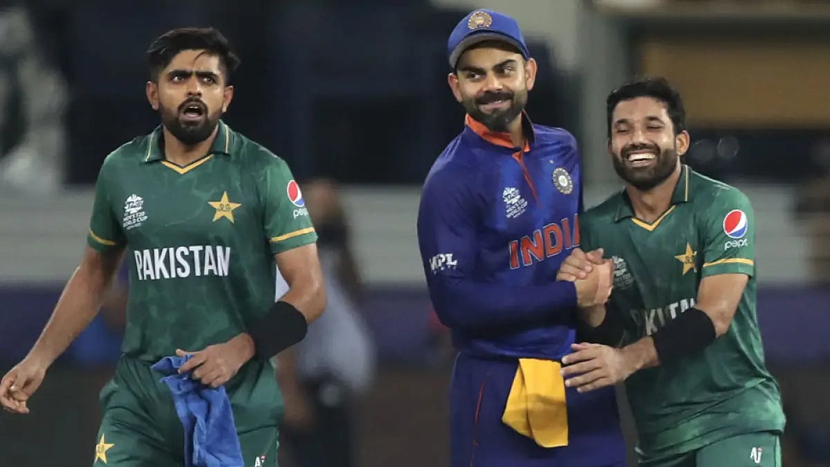 India and Pakistan cricketers share a brotherly bond with each other. 