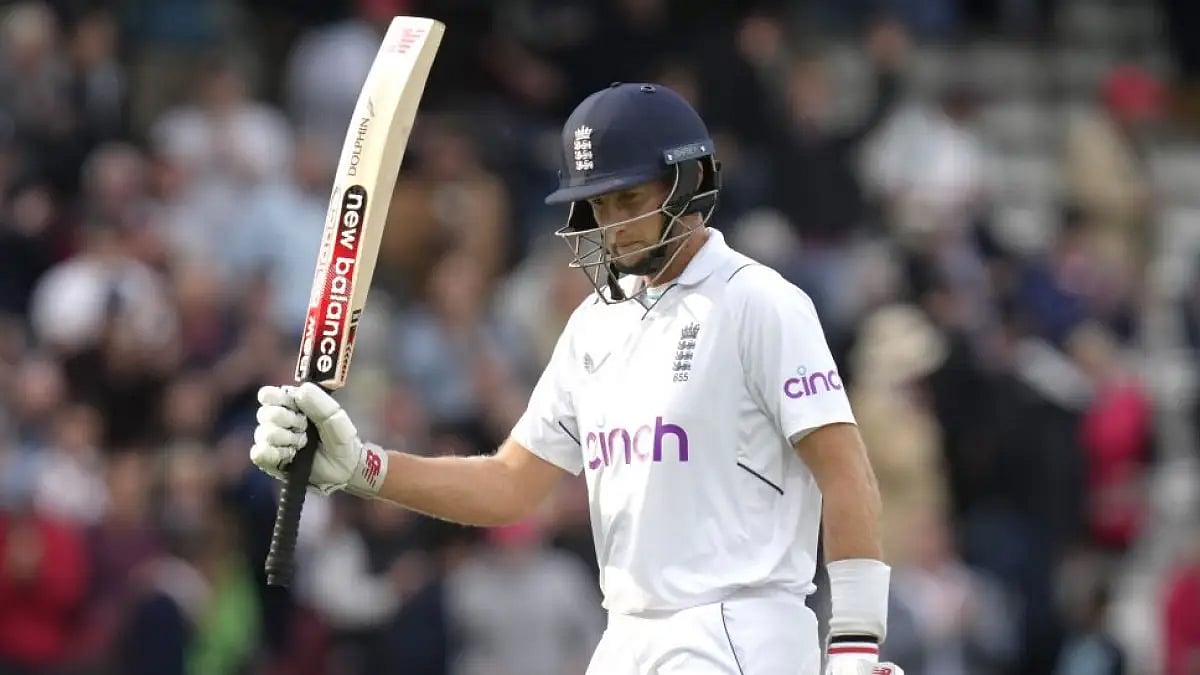 Joe Root acknowledges applause after the end of play on Day 3 of the first Test match between Englan