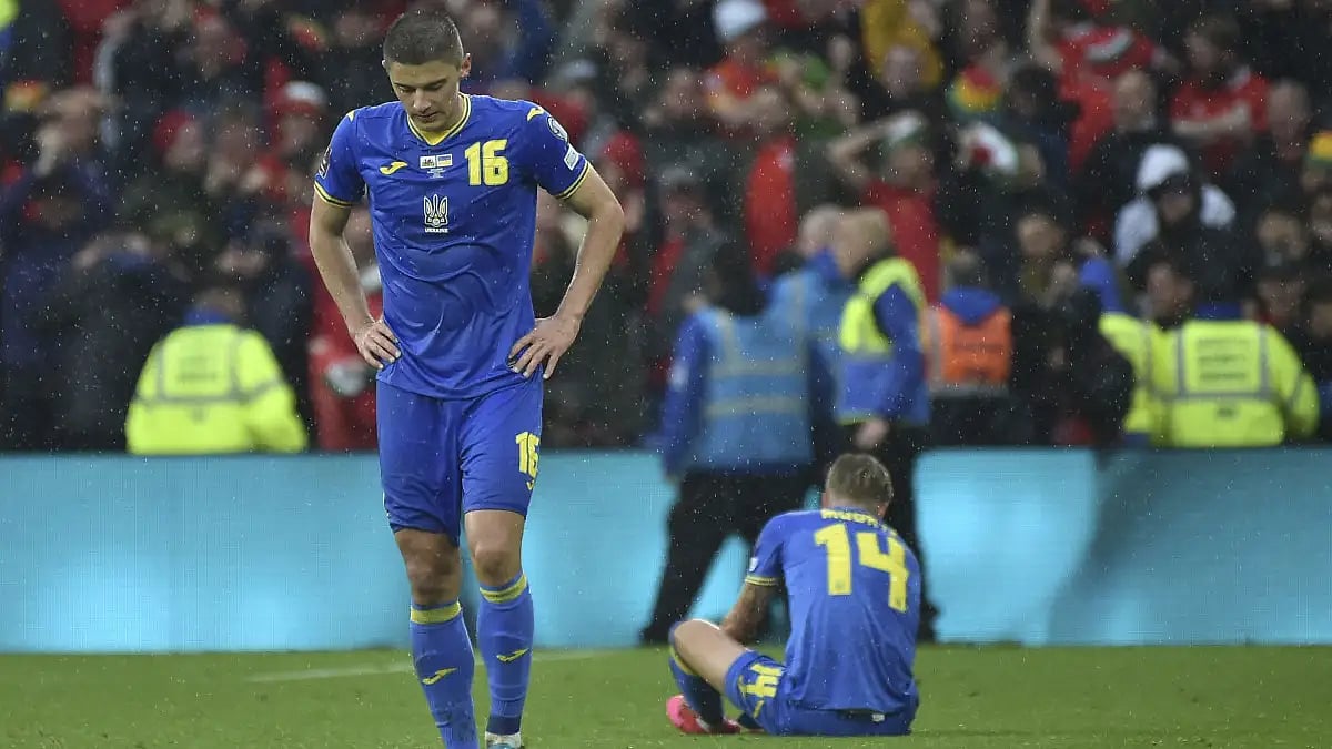 Vitaliy Mykolenko (left) and Mykhailo Mudryk seen in dejection at the end of World Cup 2022 qualifyi