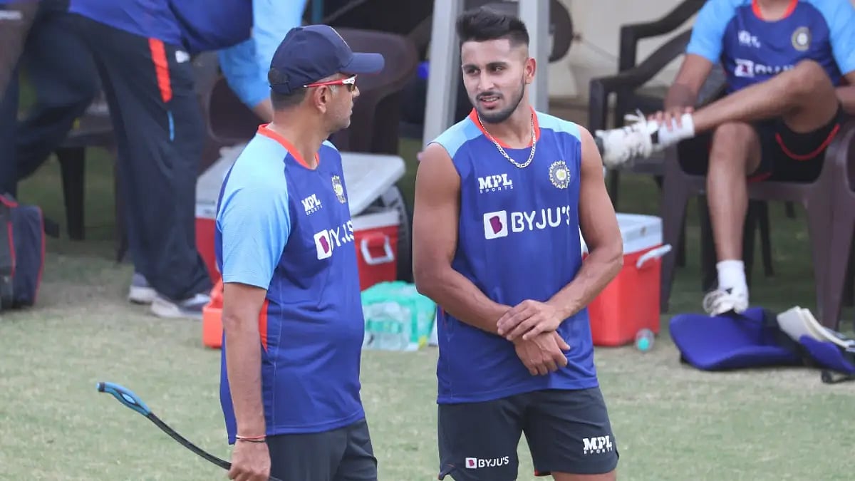 Umran Malik (R) chats with India head coach Rahul Dravid during a training session in Delhi.  