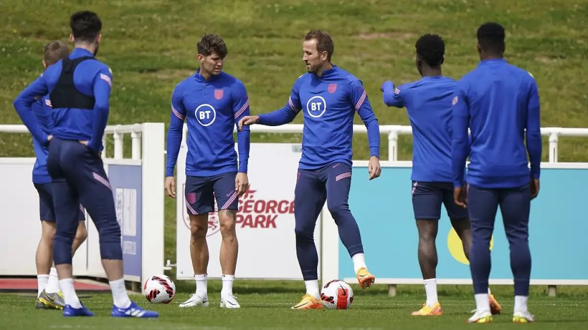 England's John Stones and Harry Kane take part in a training session on June 10, 2022.