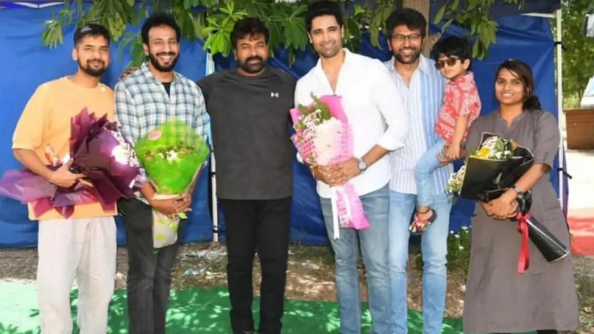 Chiranjeevi with the team of 'Major'